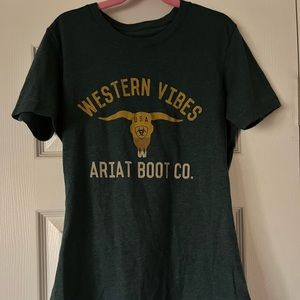 Ariat heather green, women size small tee 💚